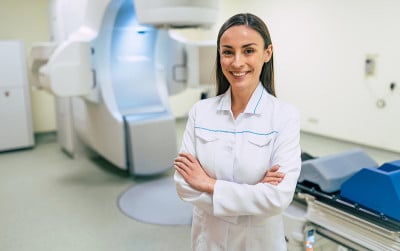 癌症治疗在现代医疗私人诊所或医院用直线加速器。在这名妇女接受癌症放射治疗时，专业的医生团队正在工作