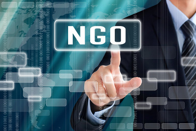 商人手摸NGO(非政府组织)的牌子
