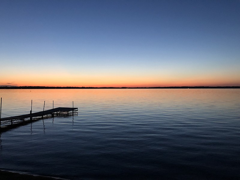 湖边的夕阳