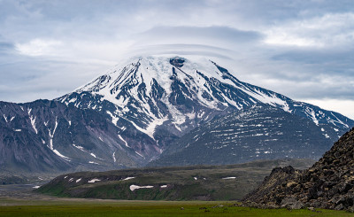 显示火山视图与蓝天和云的背景