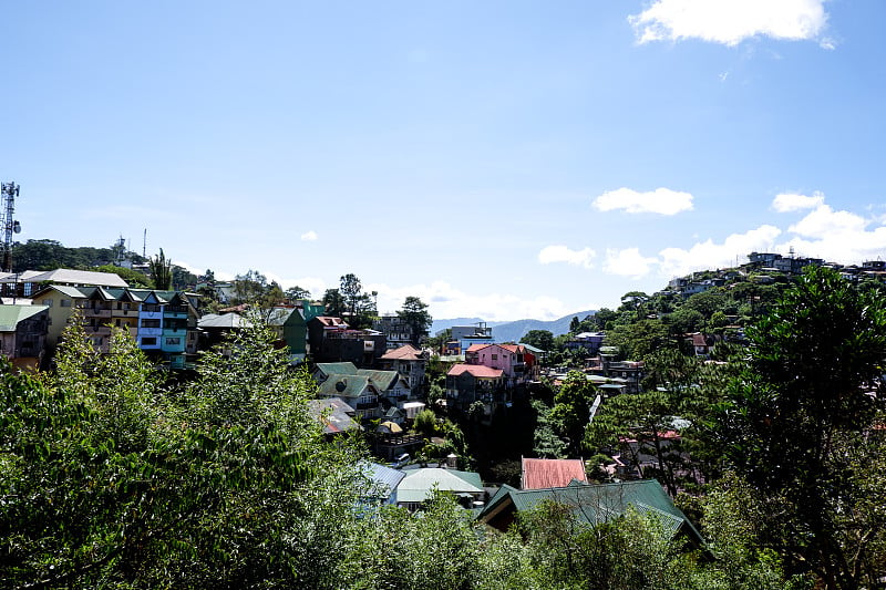 碧瑶市的群山与它多彩的房屋和宁静的树木