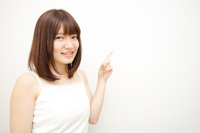 年轻女子指着什么