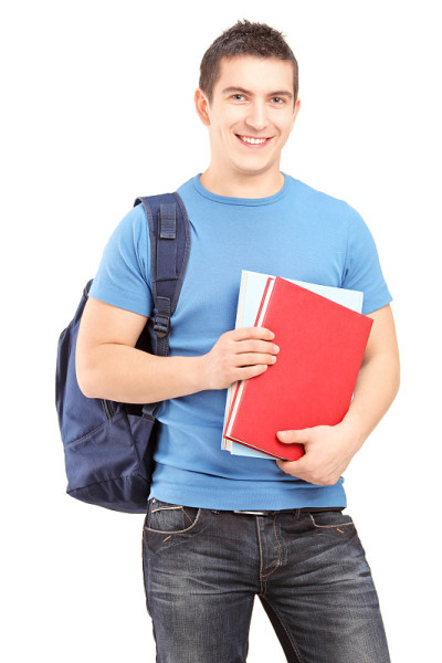 微笑的男学生拿着书包拿着书