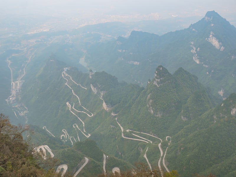 美丽的通天路顶视图蜿蜒的路99弯路到天门，张家界，天门山国家公园，