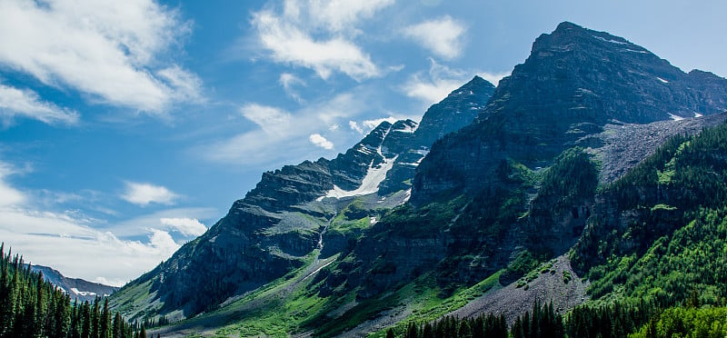 美丽的火山口湖与阿斯彭山脉的观点