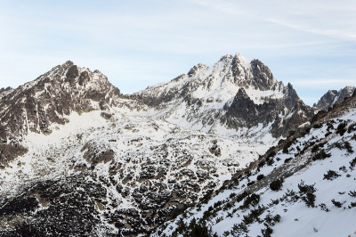 山谷之上的山峰