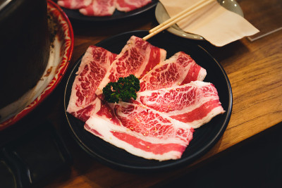 日本烤牛肉在餐厅的火盆里烤牛肉片