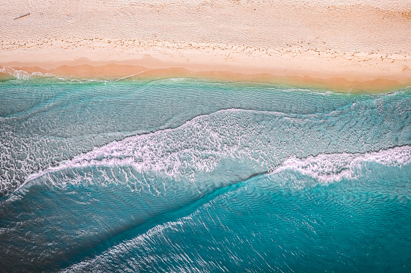 俯瞰波罗的海的波浪，鸟瞰图