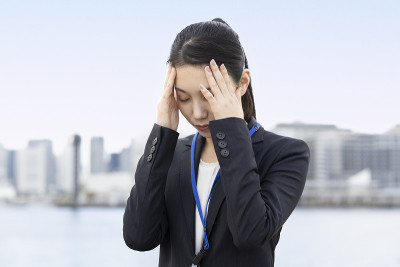 亚洲女商人，一副紧张的表情
