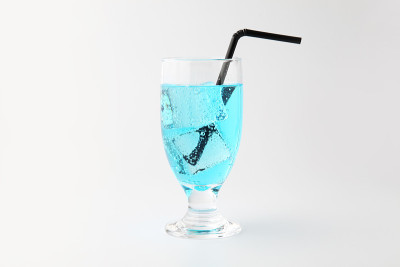 一杯冷苹果酒蓝色苏打饮料孤立在白色背景