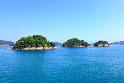 大海上的小岛和蓝天。多巴湾,日本。