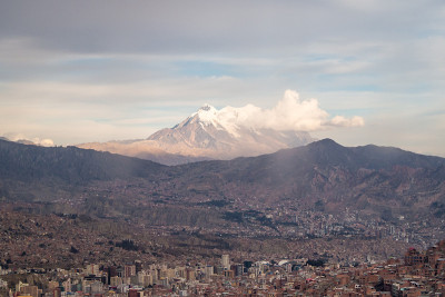 城市风景拉巴斯，玻利维亚伊伊马尼山上升在背景。安第斯山脉
