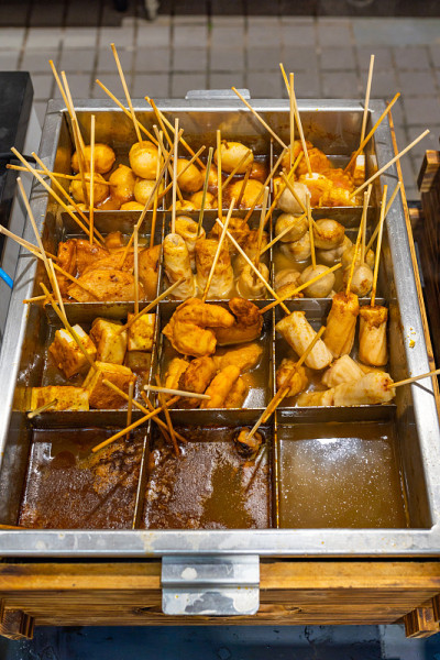 美味的日本菜系，用肉丸串在汤里