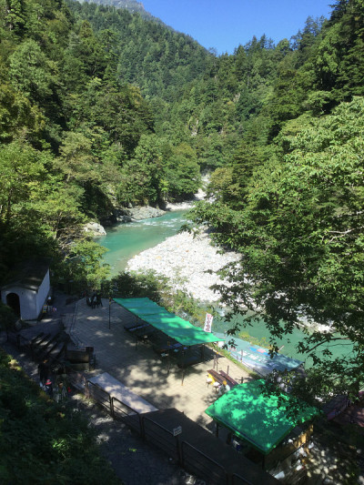 Kurobe峡谷Kurobe河沿岸的风景