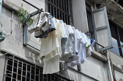 在屋外晾衣服