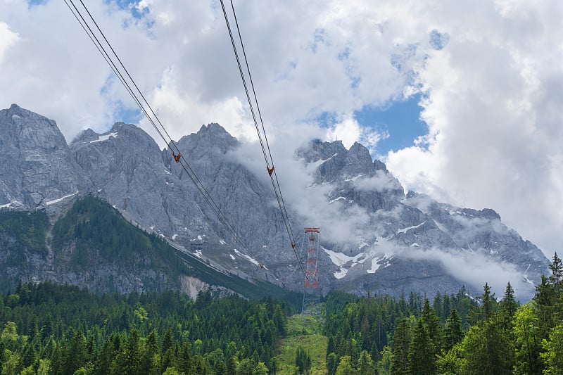 巴伐利亚州Eibsee附近的“Seilbahn Zugspitze”的钢支撑塔和钢索