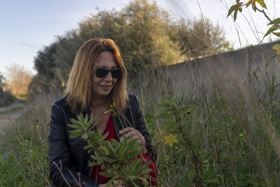 一个带着墨镜的漂亮金发女人