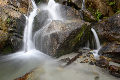 水在瓦萨奇山脉贝尔峡谷的岩石之间流动
