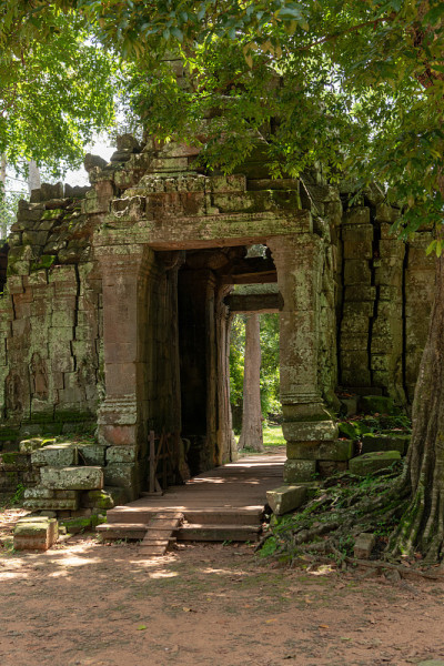 Banteay Kdei庙毁坏的石头入口