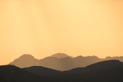 日落雨在Riaño山，里昂，西班牙北部的山林