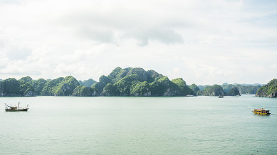 有石灰岩和船只的田园诗般的海景