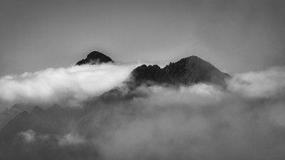 意大利阿尔卑斯山被雾和云包围的山峰