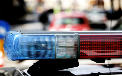 在检查站，警车闪烁着警笛