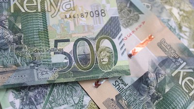 500肯尼亚先令钞票上一堆500先令钞票，俯视。