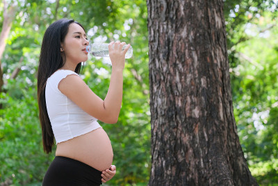 孕妇喝空水养生，孕妇在户外吃，孕妇在公园吃。