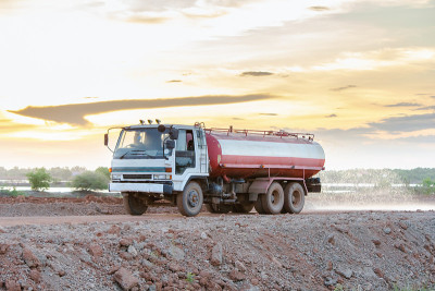 水车在为一个新的道路建筑工地喷水。