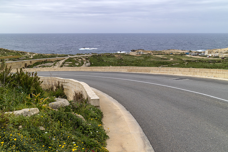 罗马风格的建筑路桥到蔚蓝之窗，Dwejra, Gozo，马耳他