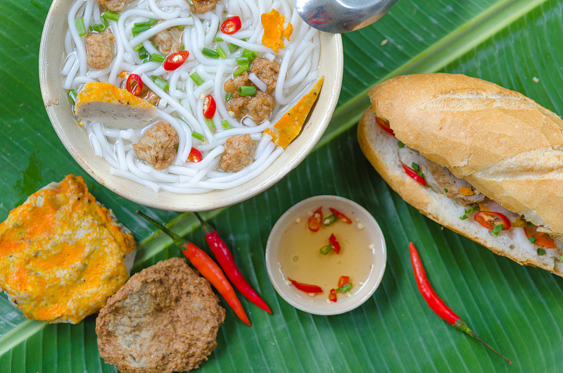 Banh Canh——米粉汤配炸鱼丸和越南面包，里面有炸鱼和辣椒鱼酱。这是越南中南部一个典型的早餐组