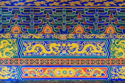 美丽的建筑和壁画艺术与龙图案建筑在中国寺庙在冷诺伊2号，Nonthaburi，泰国。在大乘佛教赞助下