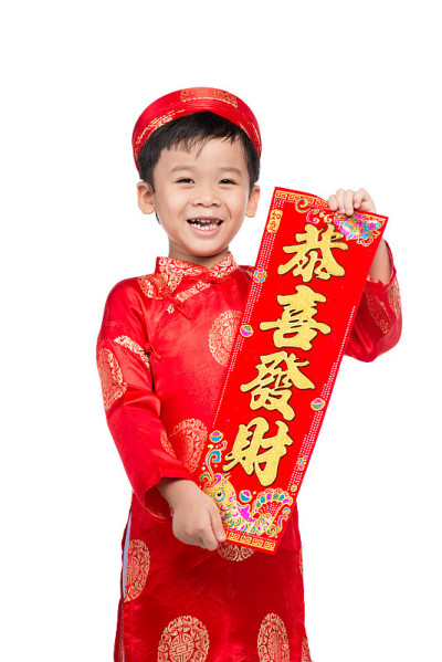 越南男孩展示红色对联