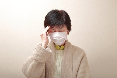 中年妇女戴口罩而感冒