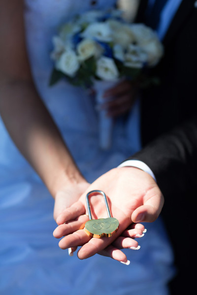18、婚礼的紧握在新婚夫妇的手中