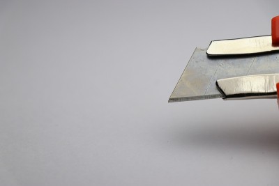 切刀的刀尖有空间用于复制文本。爱好刀具特写镜头