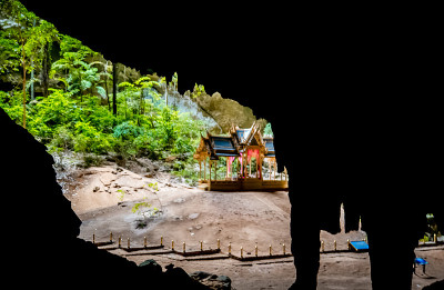 泰国帕拉雅·那空洞，Khua Kharuehat亭庙，位于泰国巴育普·基里汗Khao Sam Roi