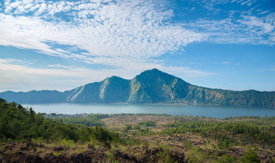 巴图尔山全景图和巴图尔火山口湖在巴厘岛，印度尼西亚