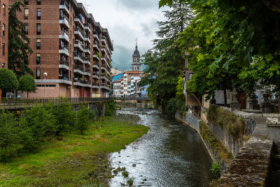 位于乌罗拉河附近的阿兹科提亚镇的传统房屋和圣塔教堂María La Real在Gipuzkoa的背景