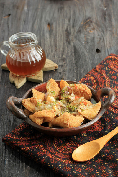 Tahu Gejrot是一种印尼炸豆腐甜辣酱，产自印尼西爪哇岛的Cirebon。