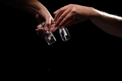 手倒扣着空酒杯。