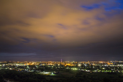 广阔的全景，空中夜景现代游客伊凡诺-弗兰基夫斯克城市，乌克兰。明亮的灯光景象的高楼大厦，高电视塔和绿