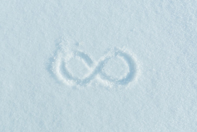 雪地上无限的符号。永恒的冬天。