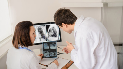 年轻医生的后视图，放射科医师分析x光