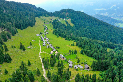 空的牧羊人村的Planina Zajamniki航拍照片