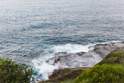海浪拍打着悉尼海岸的岩石