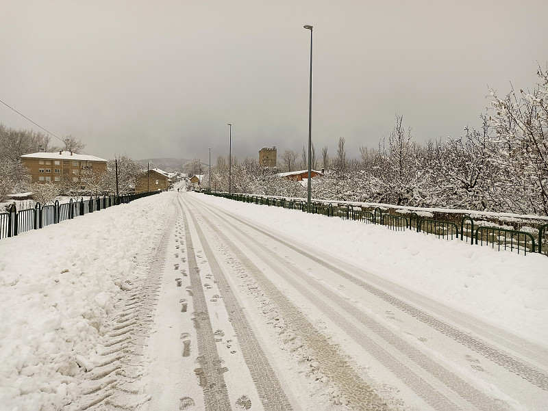 西班牙北部的一个村庄下大雪