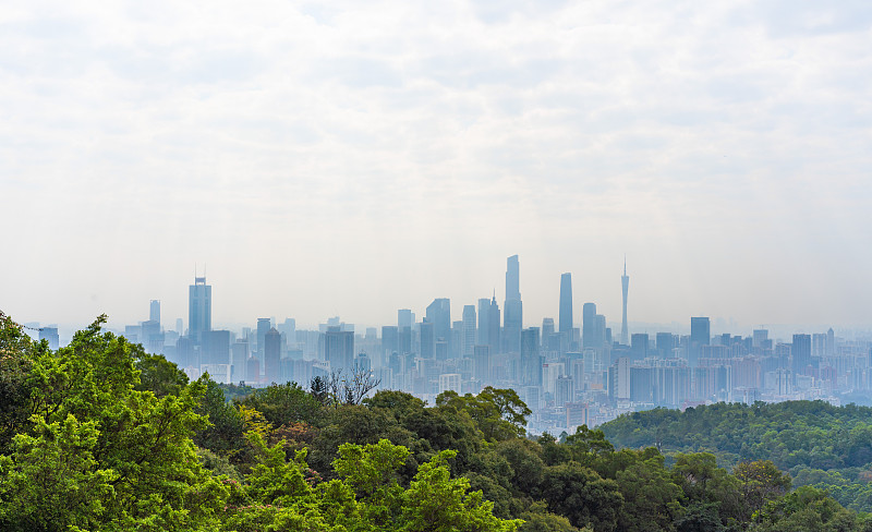 在白云山山顶拍摄广州市中心