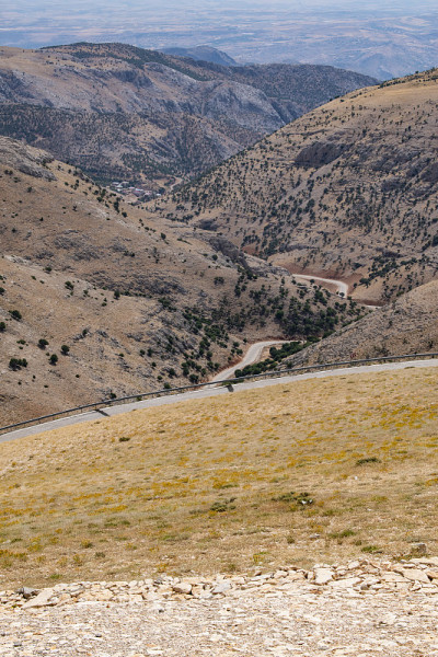 卡塔(Kahta)，土耳其:通往内姆鲁特山(Nemrut Dagi)顶峰的道路。公元前62年，安条奥